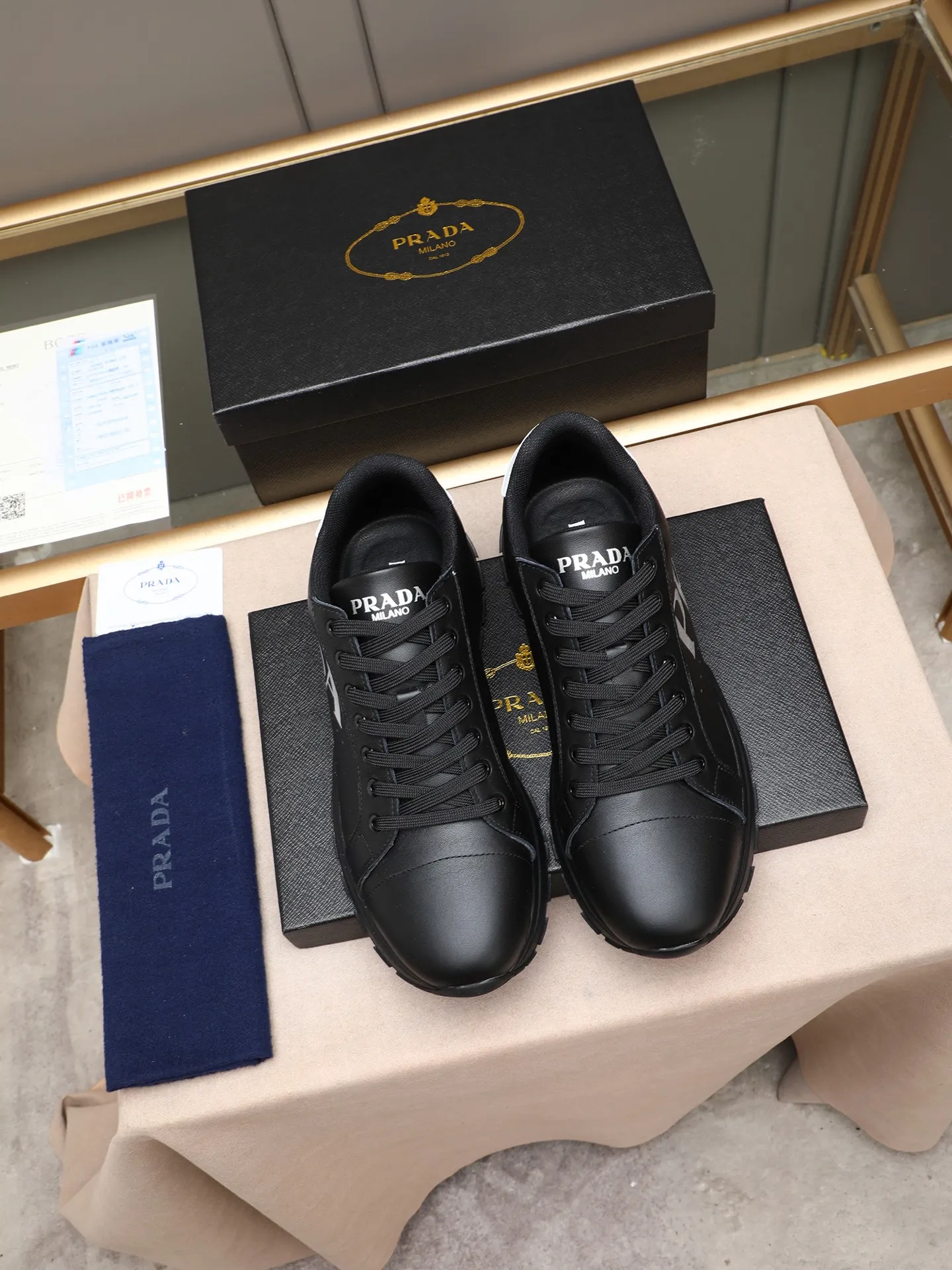 Men's shoes 💰460 PRADA's new model is on the market, the picture above is a must-sell! Fashionable casual men's shoes, trendy and versatile, relaxed and sporty style, imported cowhide leather uppers 3D printed and ultra-fine workmanship. Light and comfortable on the feet, available in 5 colors! 38-44(45 customized)